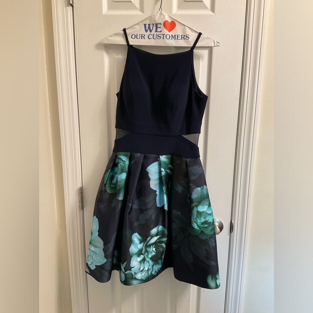 Beautiful navy and floral dress size 6, sleeveless with back zipper